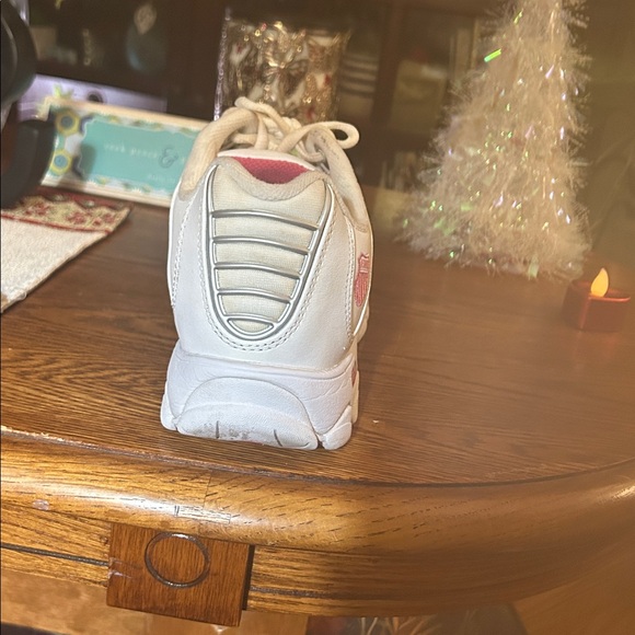 K-Swiss Women’s White and Hot Pink accents size 10. Only been worn twice! MMAO - Picture 4 of 16